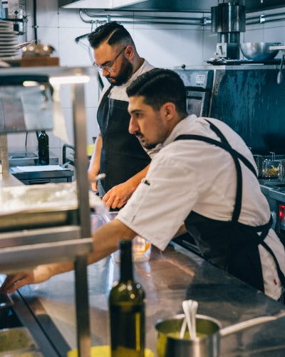 Kockar arbetar i ett professionellt restaurangkök.